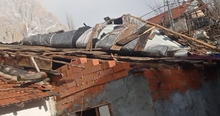 Aksu Karahisar Eldere Köyü’nde Şiddetli Fırtına: Ev Çatısı Uçtu