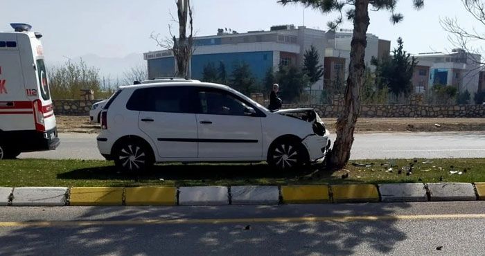 Isparta’da Kontrolden Çıkan Otomobil Refüjdeki Ağaca Çarptı