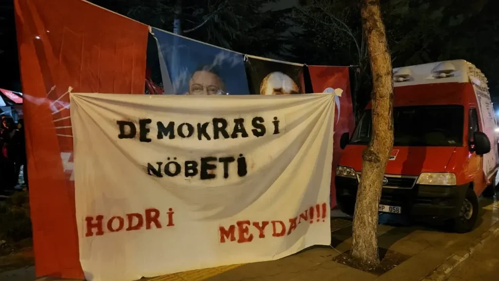 Isparta CHP, Ekrem İmamoğlu’na Destek İçin Demokrasi Nöbetine Başladı d