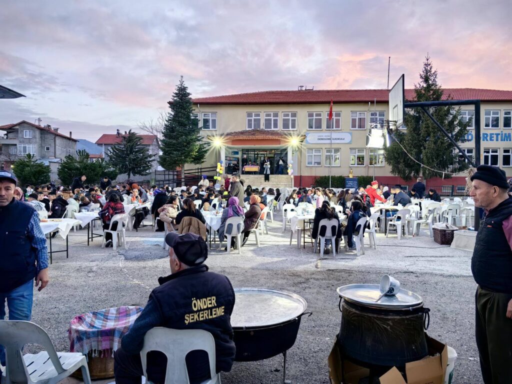 Deregümü İlkokulu ve Ortaokulunda Öğretmenlerin Hazırladığı Toplu İftar Coşkusu d