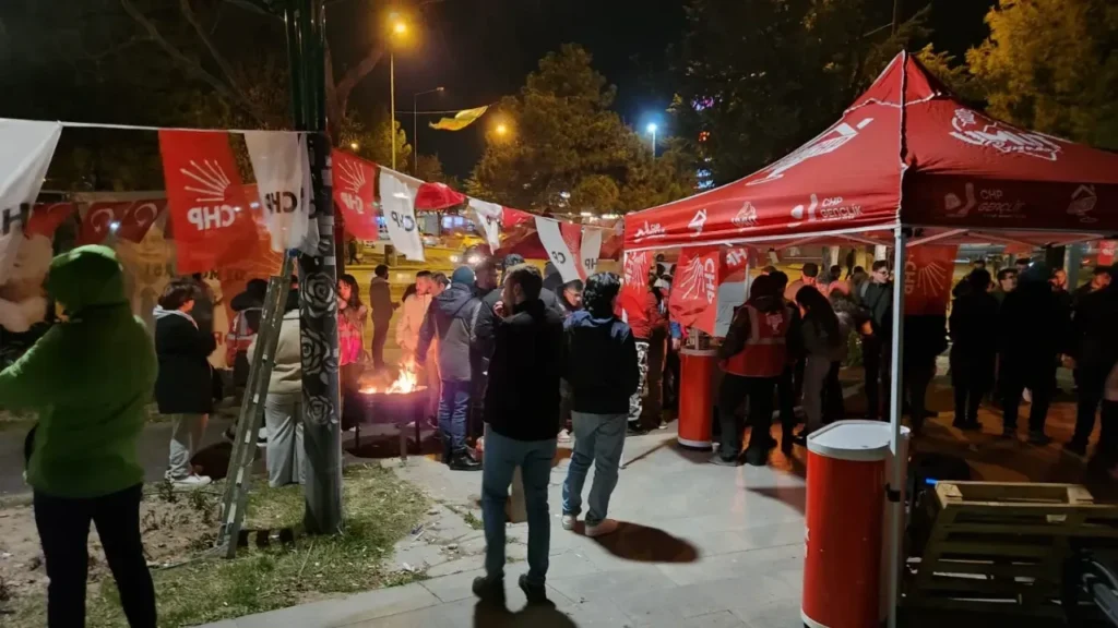 Isparta CHP, Ekrem İmamoğlu’na Destek İçin Demokrasi Nöbetine Başladı d2