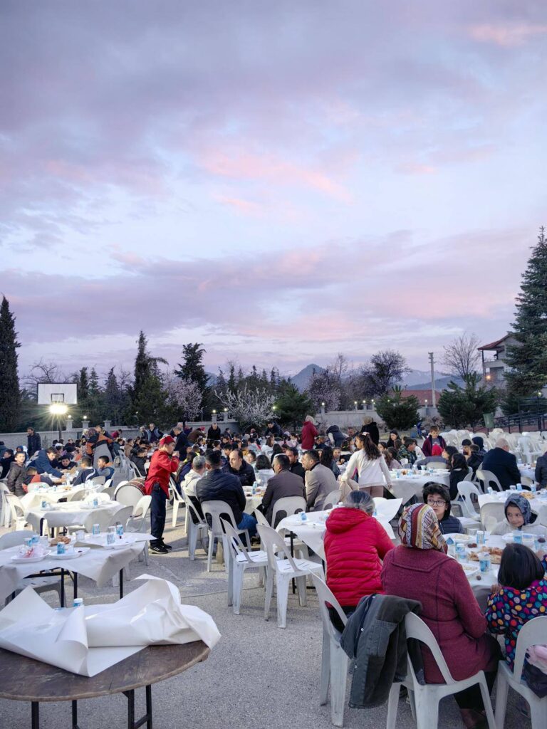 Deregümü İlkokulu ve Ortaokulunda Öğretmenlerin Hazırladığı Toplu İftar Coşkusu d2