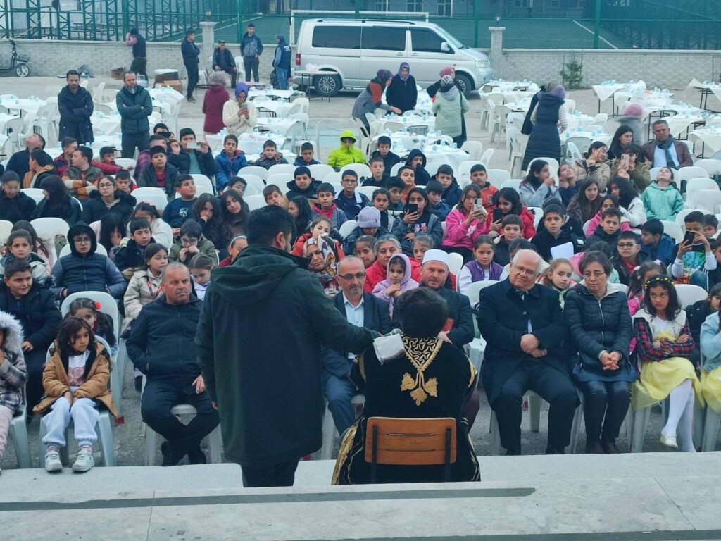 Deregümü İlkokulu ve Ortaokulunda Öğretmenlerin Hazırladığı Toplu İftar Coşkusu d3