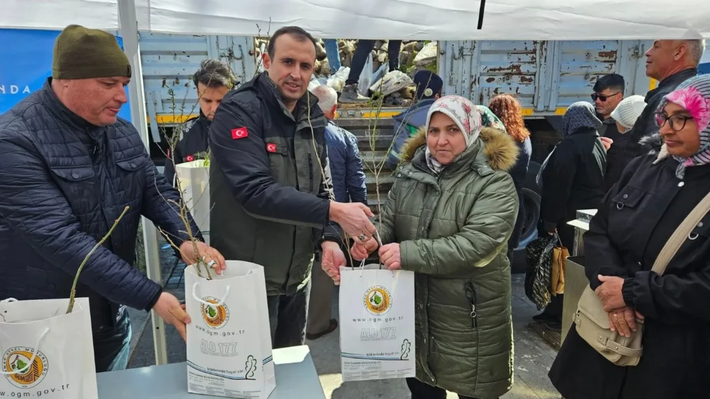 Isparta’da 21 Mart Dünya Ormancılık Günü’nde Metrelerce Kuyruk Oluştu: 7 Bin 400 Fidan Dağıtıldı f