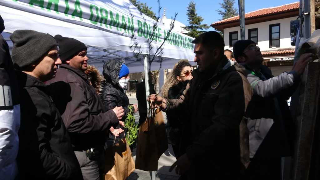 Isparta’da 21 Mart Dünya Ormancılık Günü’nde Metrelerce Kuyruk Oluştu: 7 Bin 400 Fidan Dağıtıldı f2