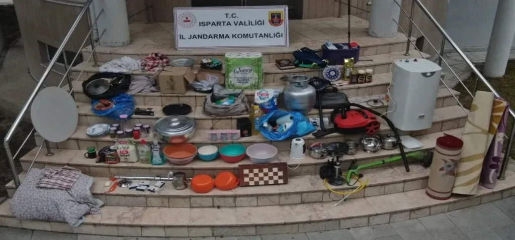 Isparta'da Bahçe Evi Hırsızları Yakalandı: 4 Şüpheli Tutuklandı h