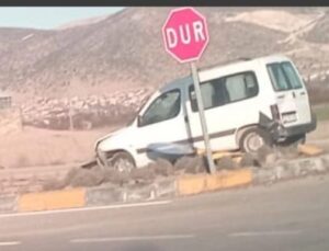 Isparta’da Trafik Kazası: Otomobil Trafik Levhasına Çarparak Durdu, Şans Eseri Yaralanan Olmadı