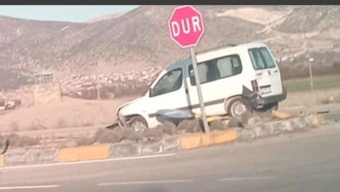 Isparta’da Trafik Kazası: Otomobil Trafik Levhasına Çarparak Durdu, Şans Eseri Yaralanan Olmadı