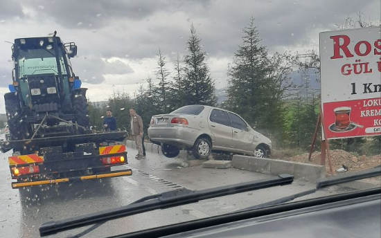 Keçiborlu’da Otomobil Kaldırıma Çıkarak Asılı Kaldı
