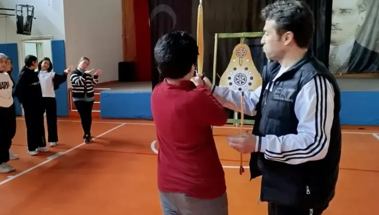 Geleneksel Türk Okçuluğu Eğitimi Başladı: Şarkikaraağaç Gençlik Merkezi Öğrencilere Tarihi Bir Spor Öğretiyor