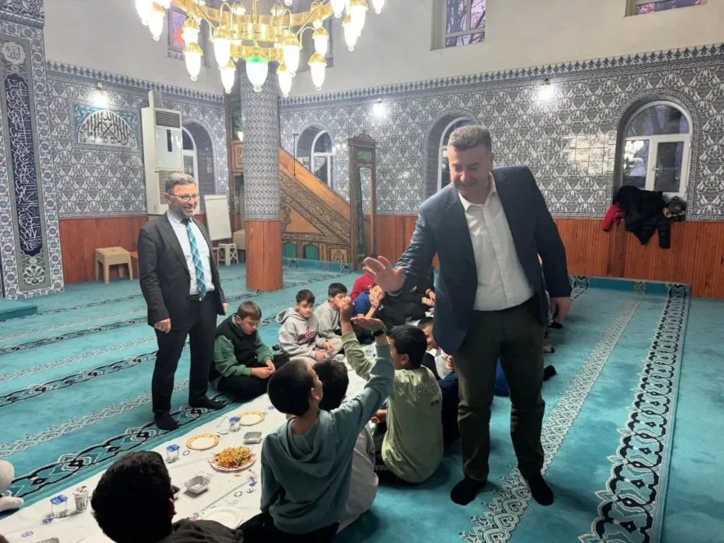 Başkan Mustafa Özer, Gençlerle Bereketli Bir İftar Yaptı ozer 1