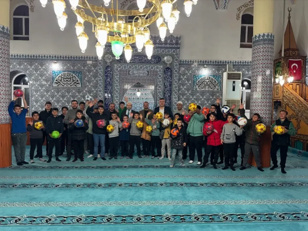 Başkan Mustafa Özer, Gençlerle Bereketli Bir İftar Yaptı ozer 3