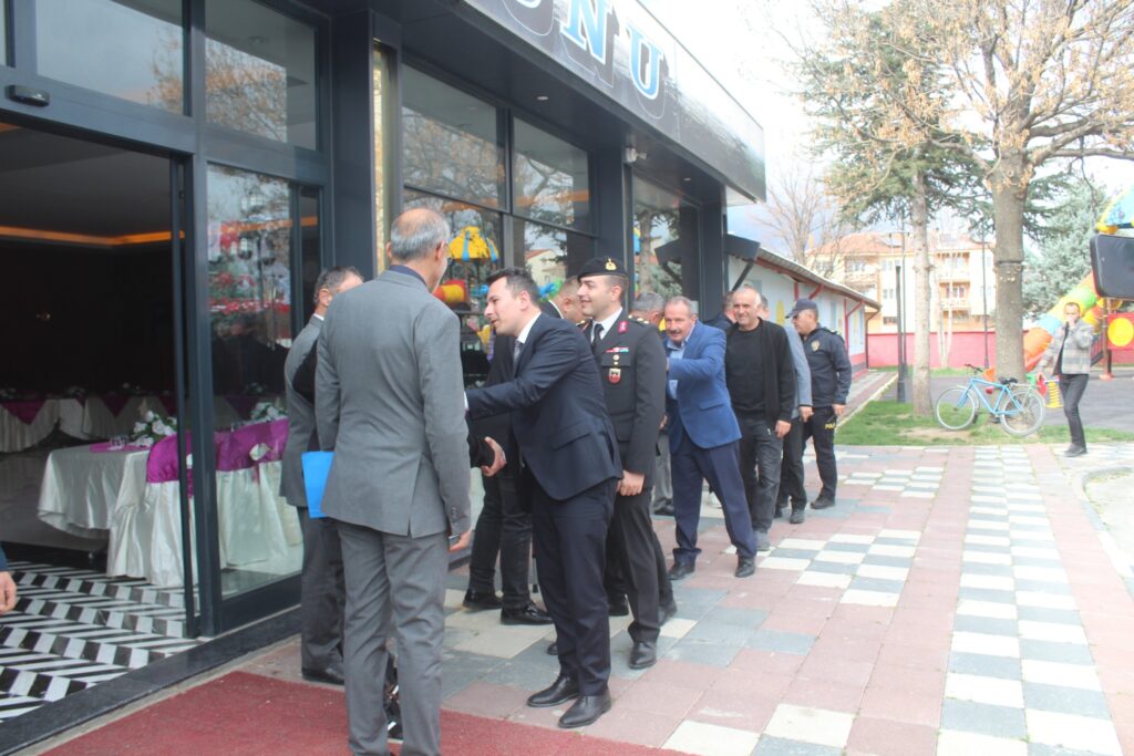 Şarkikaraağaç’ta Geleneksel Bayramlaşma Töreni Düzenlendi s2 1