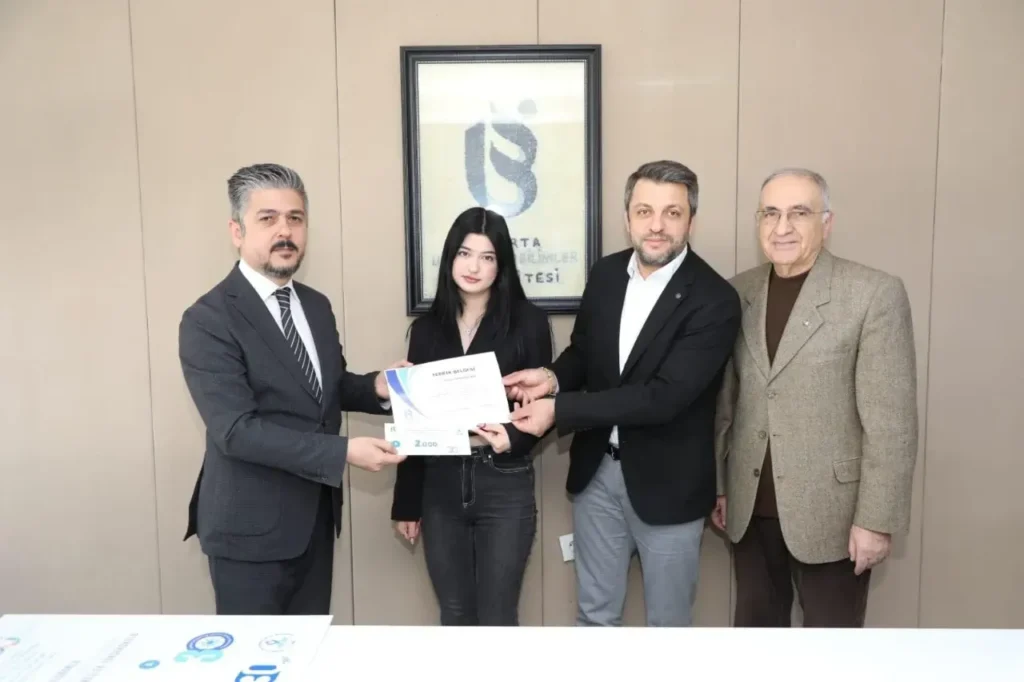 Uluborlu Selahattin Karasoy MYO’nun “Birlikte 30 Yıl” Logo Yarışmasında Kazananlar Ödüllerini Aldı 1 1