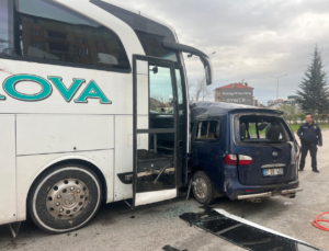 Isparta’da Yolcu Otobüsü Panelvana Çarptı: 1 Ölü, 2 Yaralı