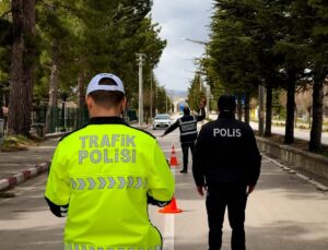Trafik Cezalarında Yeni Düzenleme: Kırmızı Işıkta Geçenlerin Ehliyeti 6 Aya Kadar Alınabilir!