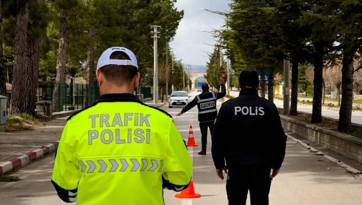 Trafik Cezalarında Yeni Düzenleme: Kırmızı Işıkta Geçenlerin Ehliyeti 6 Aya Kadar Alınabilir!