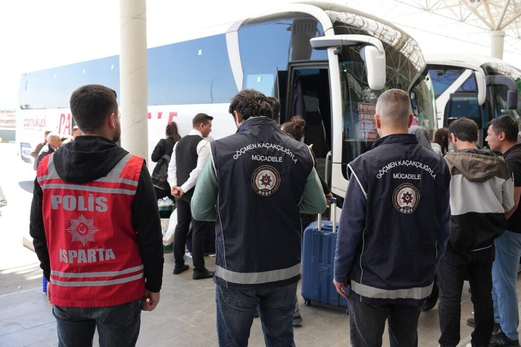 Isparta’da Düzensiz Göçle Mücadele 9 Yabancı Uyruklu Şahıs Hakkında Sınır Dışı İşlemi Başlatıldı. SaveClip.App 491208555 17901628872160537 6247434238295287718 n