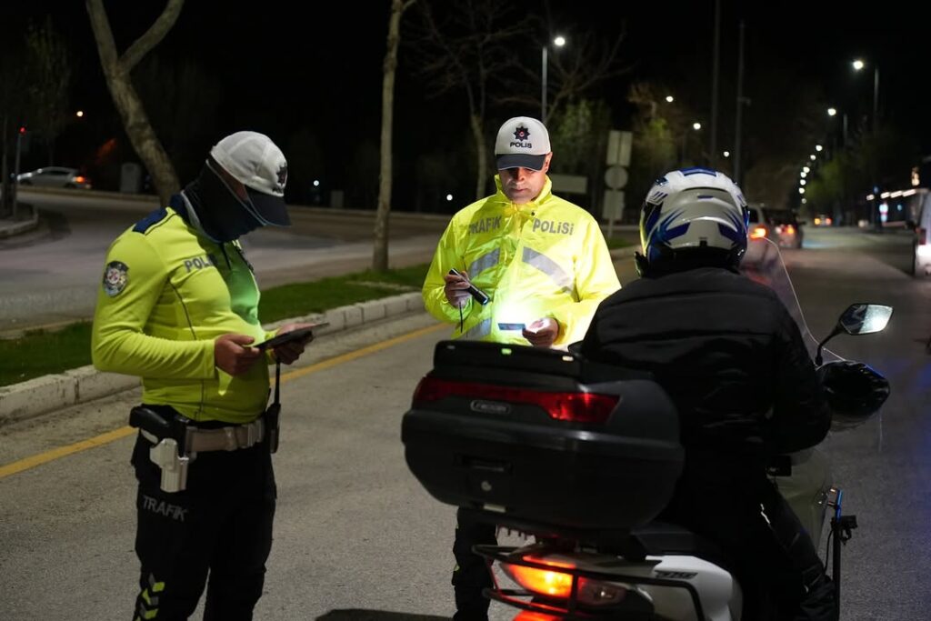 Isparta'da Gece Yarısı Trafik ve Asayiş Uygulaması: 11 Araca Ceza SaveClip.App 491417011 17902420998160537 9088718713410461384 n