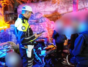 Isparta Emniyetinden Gece Trafik ve Asayiş Uygulaması: 30 Sürücüye Ceza Kesildi