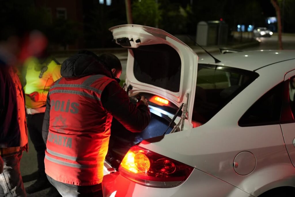 Isparta'da Gece Yarısı Trafik ve Asayiş Uygulaması: 11 Araca Ceza SaveClip.App 491447626 17902421034160537 6343057257652503239 n