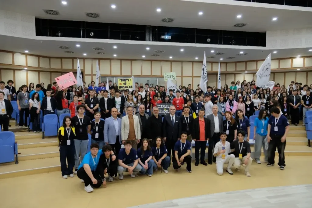 SALF 2025 Isparta'da Gençlerin Sesi Oldu: Yunus Karabulut Deneyimlerini Paylaştı i1