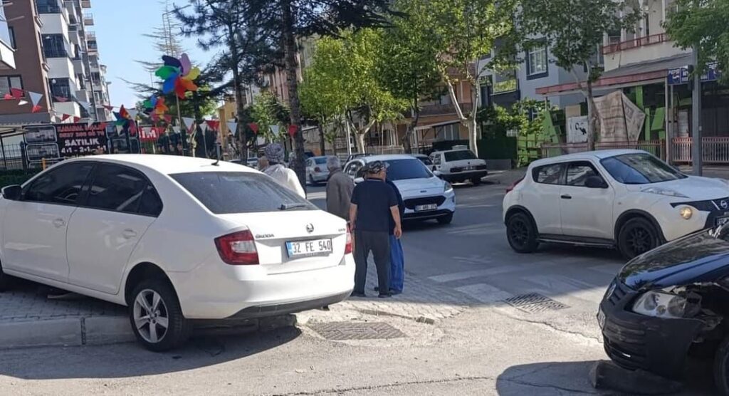 Isparta’da O Tehlikeli Kavşakta Yine Kaza 1