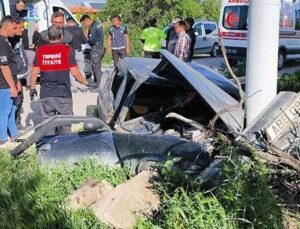 Komşu Burdur’da Korkunç Trafik Kazası: Elektrik Direğine Çarpan Otomobilde Mucize Kurtuluş