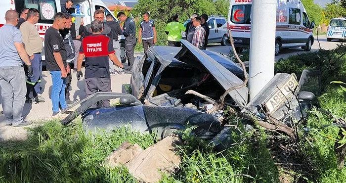 Komşu Burdur’da Korkunç Trafik Kazası: Elektrik Direğine Çarpan Otomobilde Mucize Kurtuluş