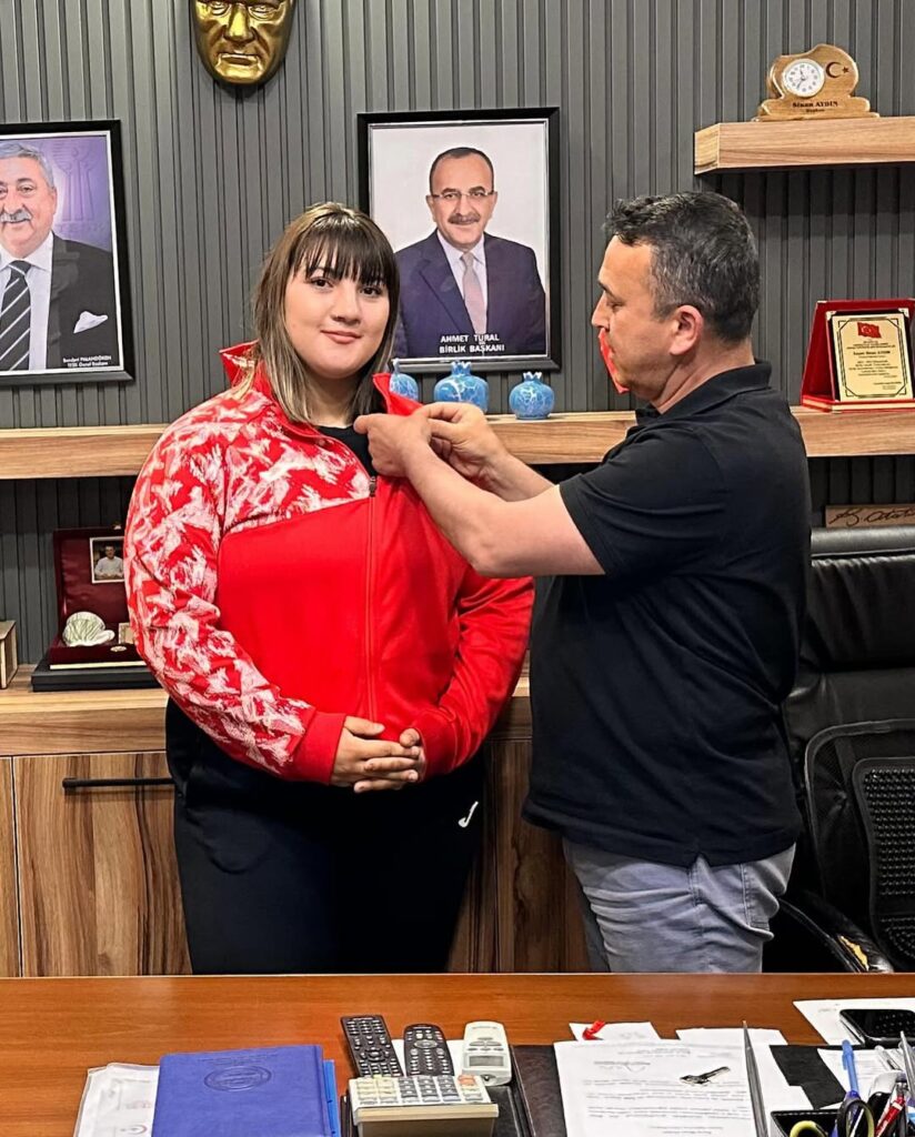 Şampiyon Fatma Gül Çevik’e Bakkallar ve Bayiler Odası’ndan Altın Ödülü SaveClip.App 497333459 17908869402139408 1593836892242068932 n