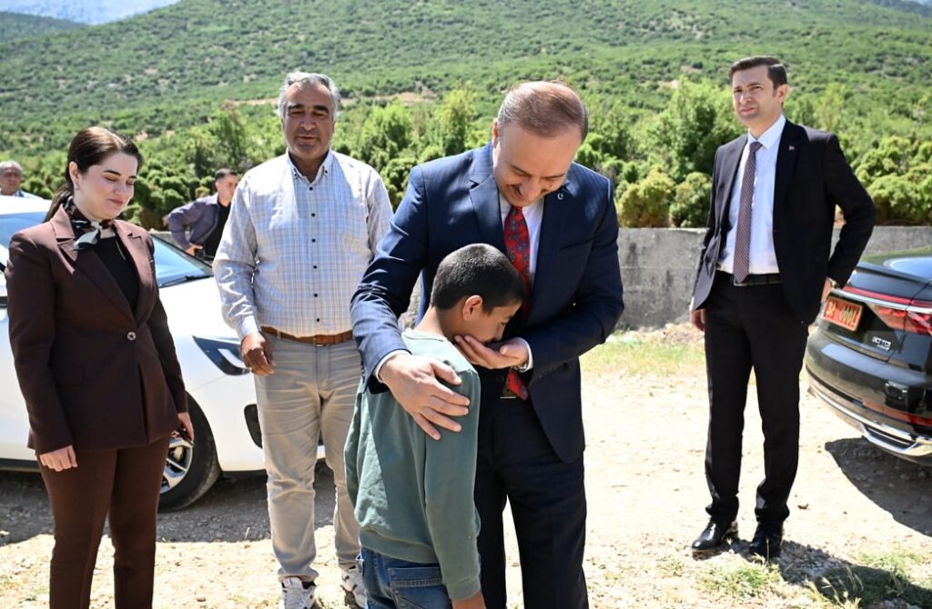 Vali Abdullah Erin, Garip Köyü’nde Mevsimlik Tarım İşçileriyle Buluştu SaveClip.App 500926611 18477293971070620 7763519491824050186 n