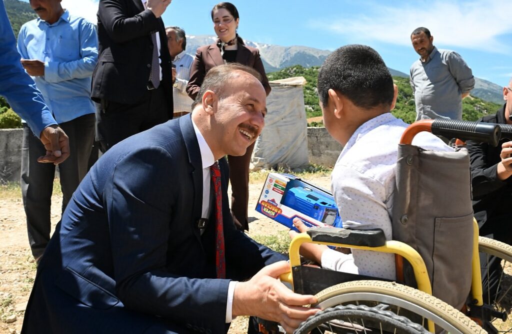 Vali Abdullah Erin, Garip Köyü’nde Mevsimlik Tarım İşçileriyle Buluştu SaveClip.App 500977385 18477293959070620 5523718965290878741 n