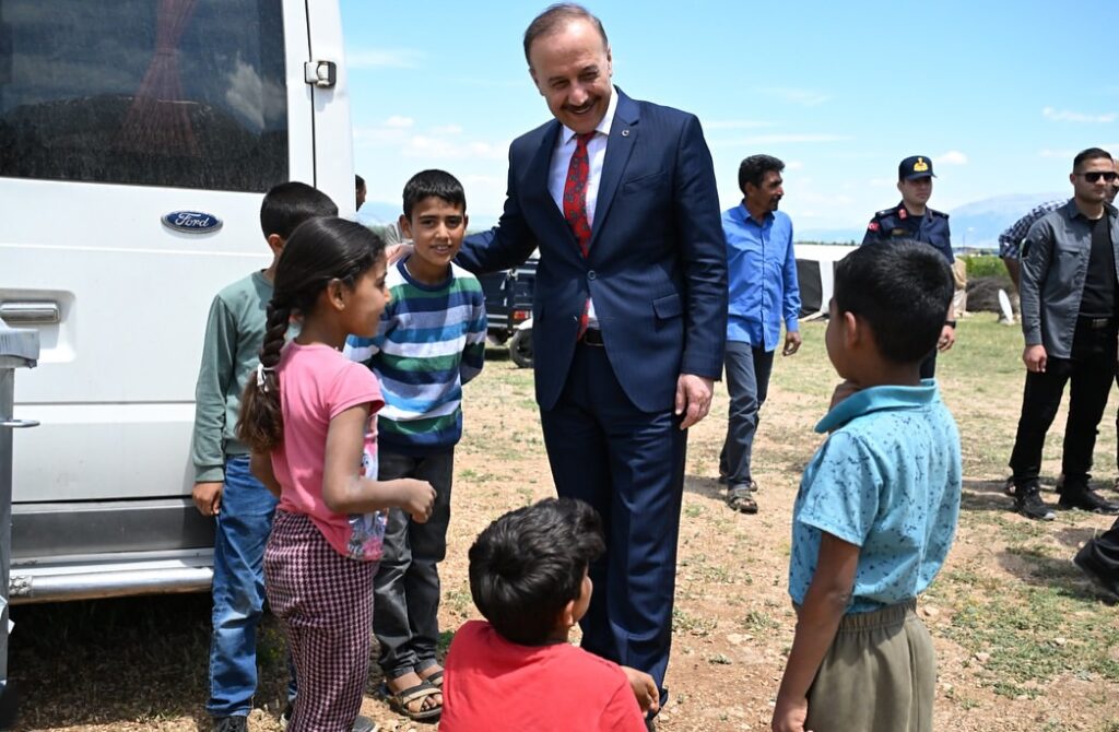 Vali Abdullah Erin, Garip Köyü’nde Mevsimlik Tarım İşçileriyle Buluştu SaveClip.App 501182875 18477294016070620 517015526235636061 n