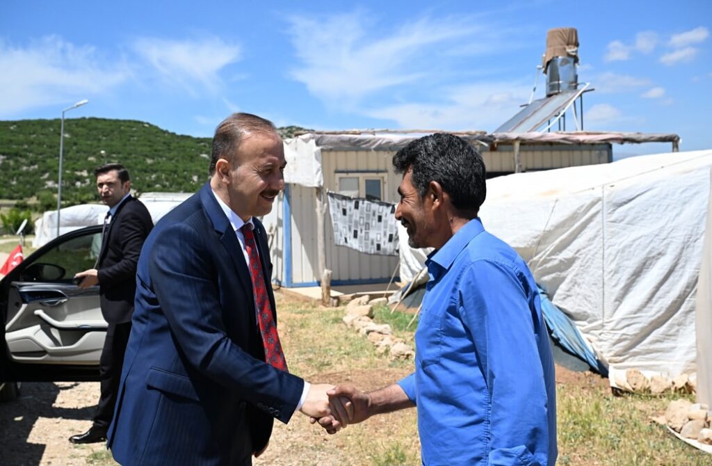 Vali Abdullah Erin, Garip Köyü’nde Mevsimlik Tarım İşçileriyle Buluştu SaveClip.App 501432513 18477293980070620 2105058239147262042 n