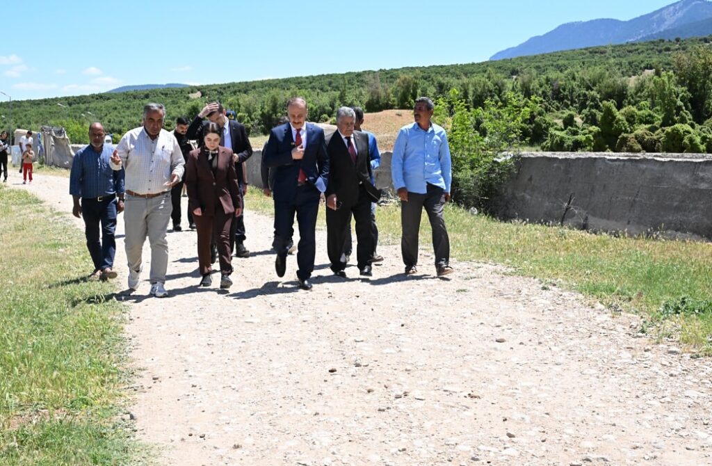 Vali Abdullah Erin, Garip Köyü’nde Mevsimlik Tarım İşçileriyle Buluştu garip