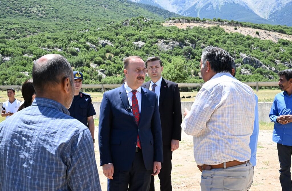 Vali Abdullah Erin, Garip Köyü’nde Mevsimlik Tarım İşçileriyle Buluştu SaveClip.App 501807546 18477293998070620 4954186570719013096 n