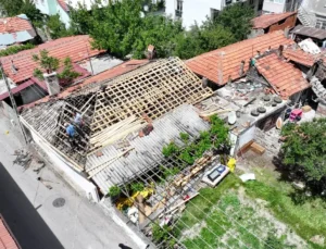 Isparta Belediyesi, Yangından Zarar Gören Ailenin Evini Yeniliyor