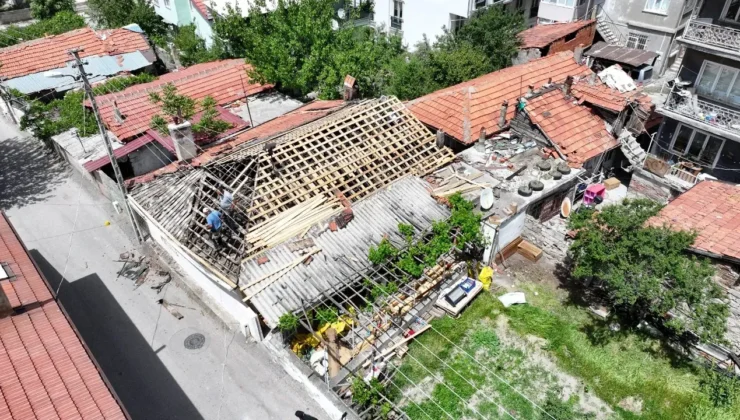 Isparta Belediyesi, Yangından Zarar Gören Ailenin Evini Yeniliyor