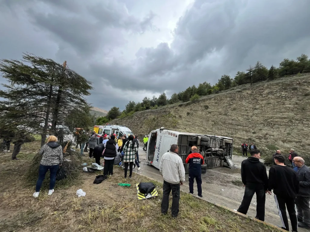 Isparta-Gönen Karayolu'nda Yolcu Minibüsü Devrildi: Yaralılar Var k1