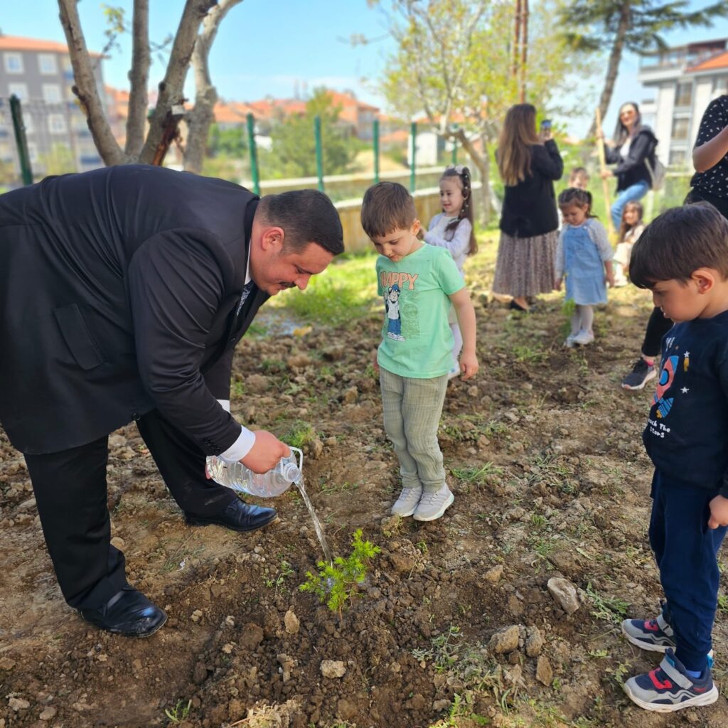 Yalvaç’ta Çevreye Duyarlı Etkinlik! Başkan Kodal Fidan Dikiminde Çocuklarla Buluştu k2 1