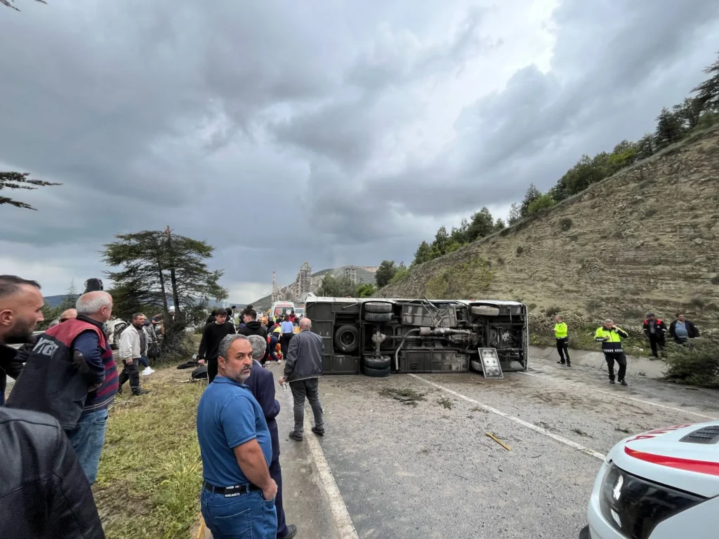Isparta-Gönen Karayolu'nda Yolcu Minibüsü Devrildi: Yaralılar Var k2