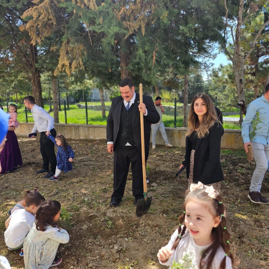 Yalvaç’ta Çevreye Duyarlı Etkinlik! Başkan Kodal Fidan Dikiminde Çocuklarla Buluştu k3 1