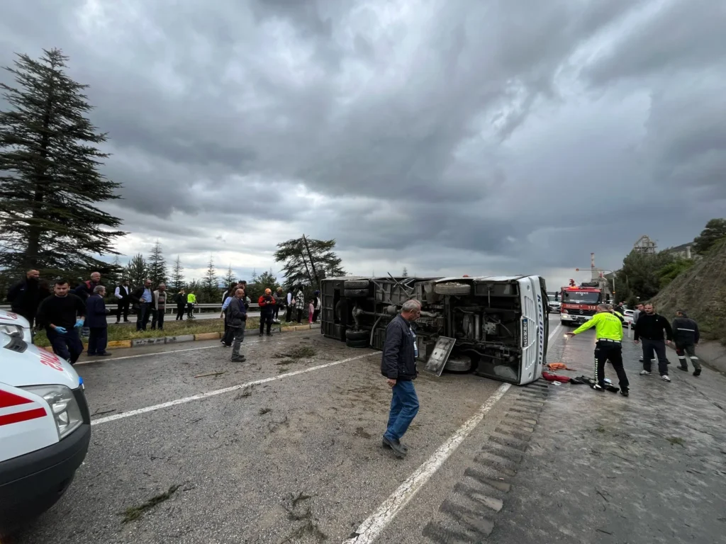 Isparta-Gönen Karayolu'nda Yolcu Minibüsü Devrildi: Yaralılar Var k3