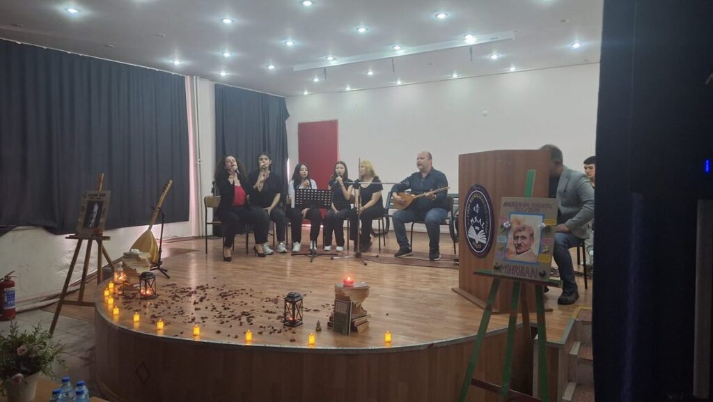 Mustafa Kaçıkoç Anadolu Lisesi’nde Kültürel Etkinlik: Şiir ve Türkülerle Büyüleyici Bir Gece Kaçıkoç