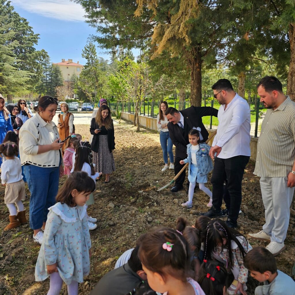 Yalvaç’ta Çevreye Duyarlı Etkinlik! Başkan Kodal Fidan Dikiminde Çocuklarla Buluştu k4