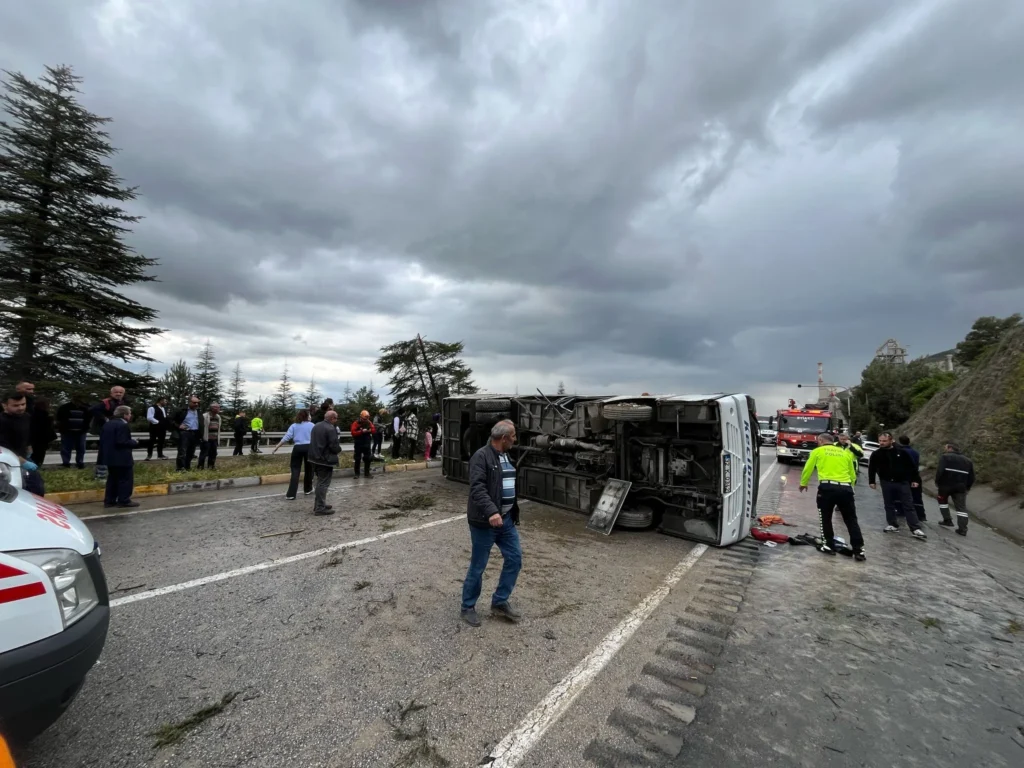 Isparta-Gönen Karayolu'nda Yolcu Minibüsü Devrildi: Yaralılar Var k4