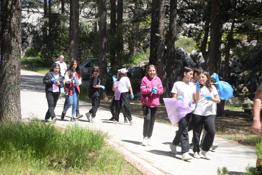 Şarkikaraağaç’ta Doğa İçin Birlik Olundu: Kızıldağ Milli Parkı’nda Atıklar Toplandı k7 2