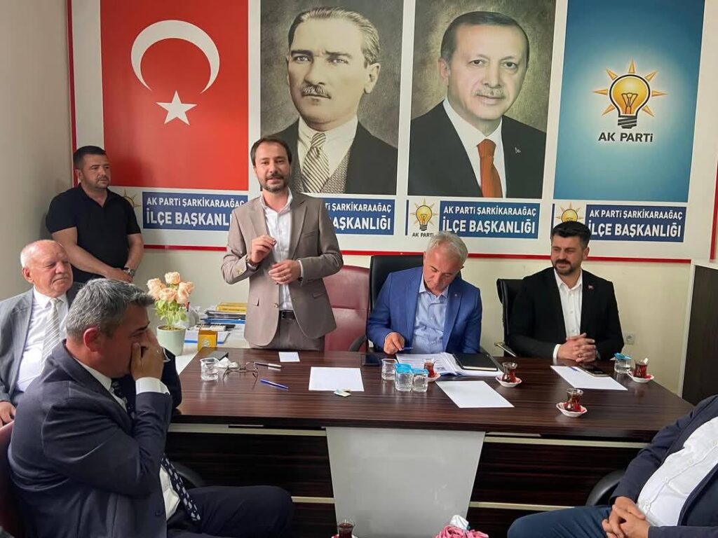 AK Parti Heyeti Şarkikaraağaç’ta İlçe Teşkilatı ile Görüştü s3 11