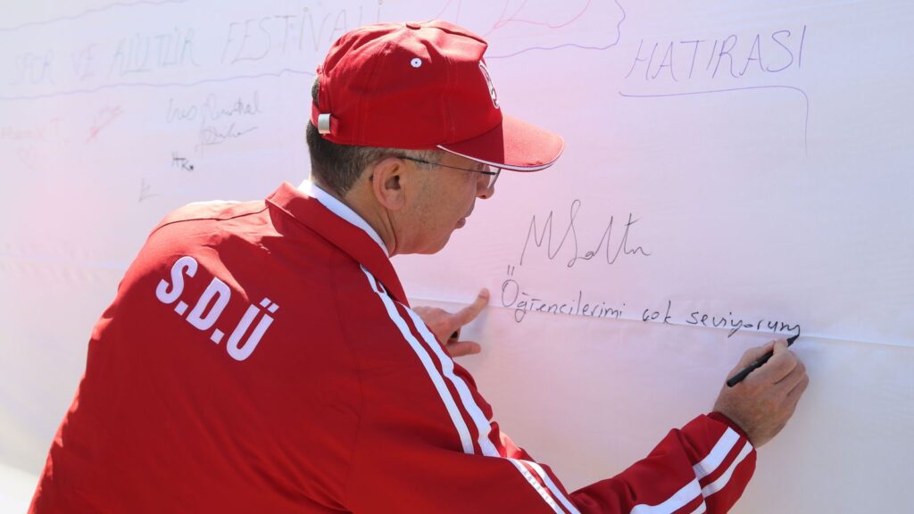 SDÜ'de Bahar ve Bilim Rüzgarı Başladı: Festivaller Coşkulu Açılışla Start Aldı s3 8