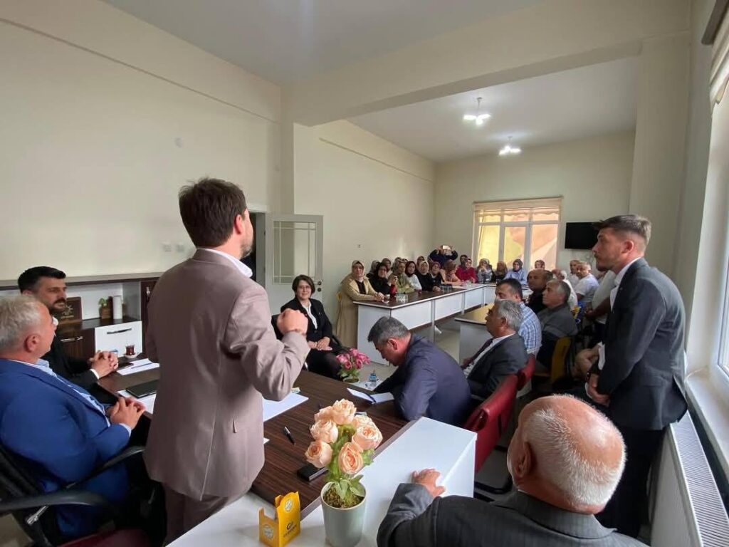 AK Parti Heyeti Şarkikaraağaç’ta İlçe Teşkilatı ile Görüştü s4 10